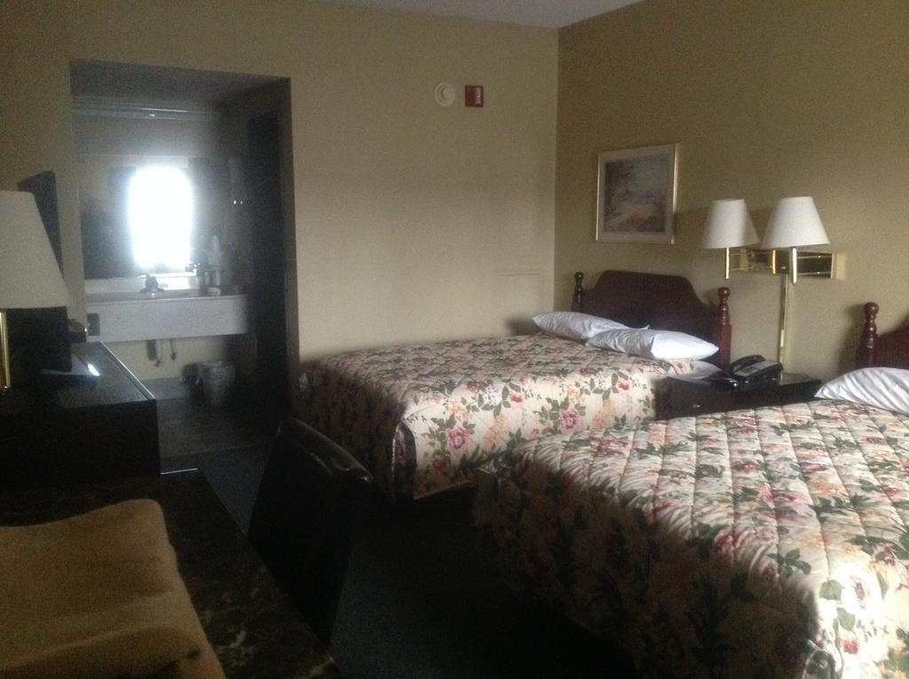 Highway Inn Mocksville Room photo