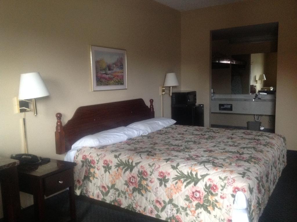 Highway Inn Mocksville Room photo